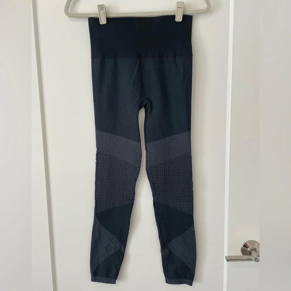 NWT SPANX Seamless Moto Legging, Very Black, Size M